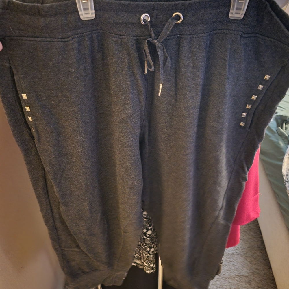 2 pairs of leisure capri pants